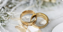 Duas alianças de casamento em ouro